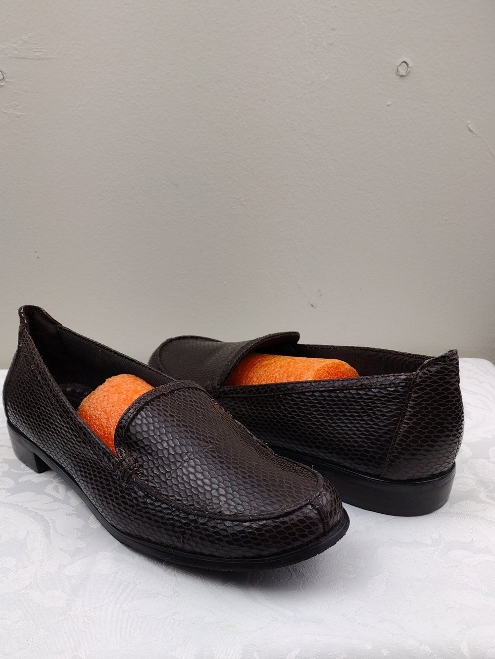 Trotters Brown Snakeskin Embossed Leather Almond Toe Low Heel Slip On Loafer